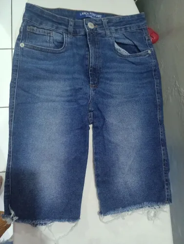 Bermuda jeans lança perfume 