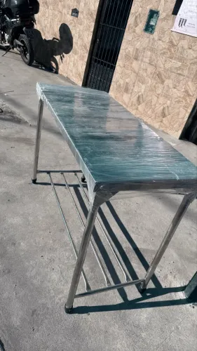 Mesa pequena de inox
