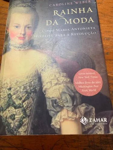  Livro Rainha da Moda - Caroline Weber  sobre Maria Antonieta e a influência da moda 