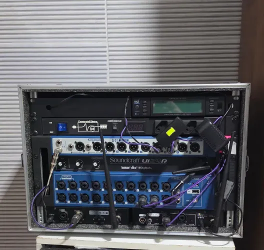 Mesa de som digital ui24r soundcraft + rack