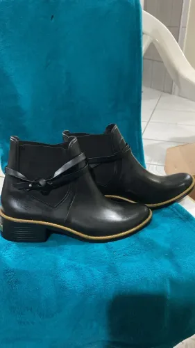 Bota Preta com detalhe dourado (estilo Colcci)