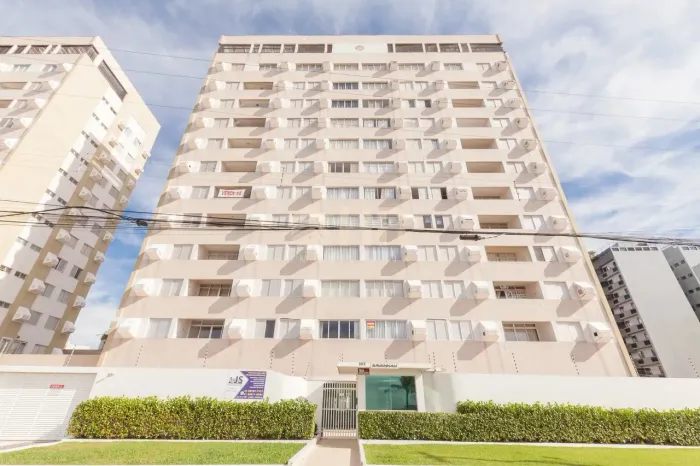 Apartamento com 02 dormitórios sendo 01 suíte e 02 vagas de garagem em Caiobá.