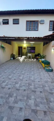 Excelente Casa Duplex com 02 Quartos Quintal e Garagem - Aceita Financiamento