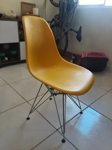 VENDO 2 CADEIRAS AMARELAS (modeo Charles Eames Eiffel)