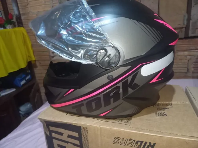 Vendo Dois capacetes novos