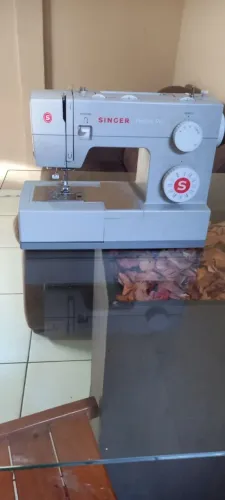 Vendo máquina de costura singer doméstica facilita pro 