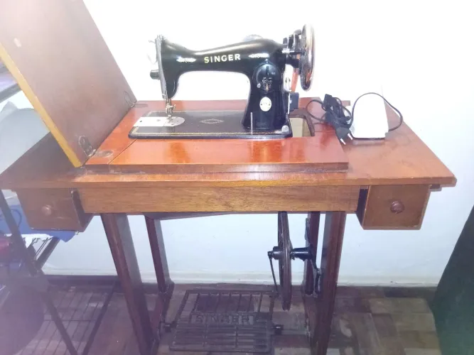 Máquina de costura 220v c/ mesa original e aparelho de casear e bordar