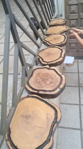 Tábuas de churrasco , fogão a lenha ,mesas rústias