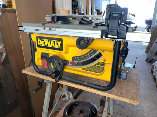 Serra de bancada Dewalt DW745