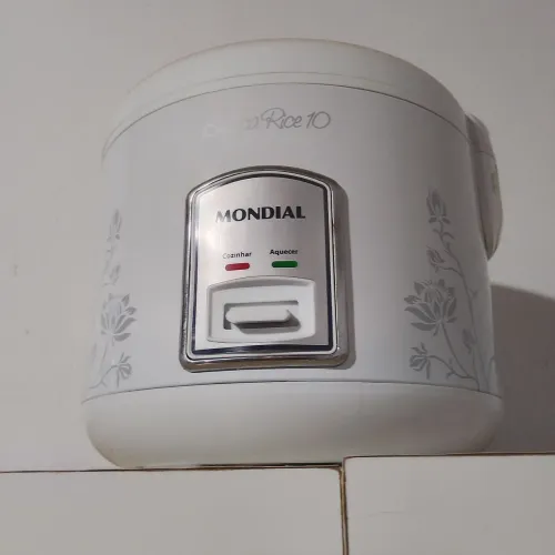 Panela elétrica funcionando cafeteira elétrica funcionando