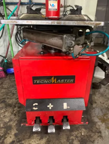 Vendo Montadora/ Desmontadora de pneus TecnoMaster