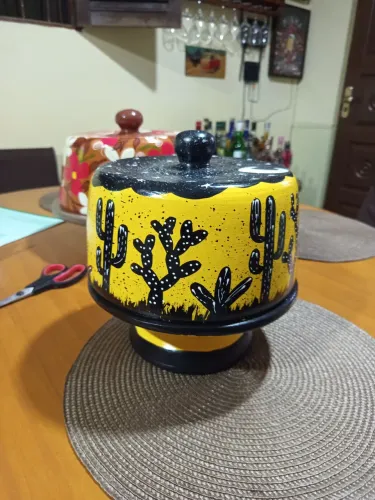 Boleira de barro e canecas de barro, pintada a mão.