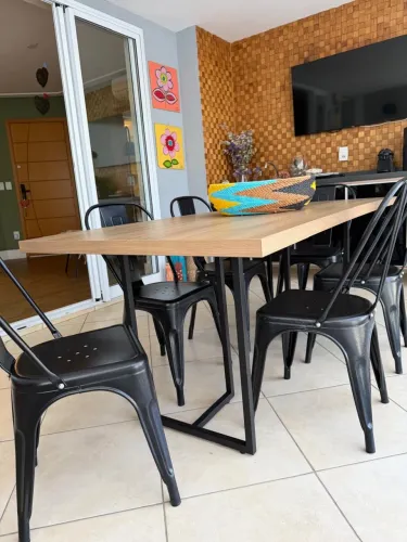 Mesa com pés de ferro