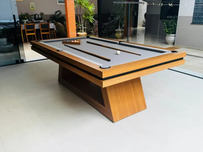 Mesa de sinuca e jantar de alto padrão