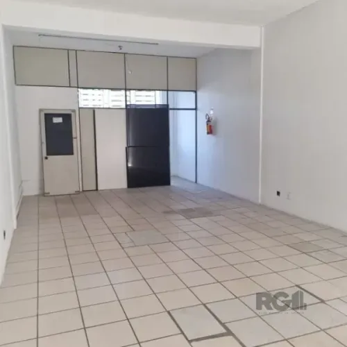 Loja em Porto Alegre, no bairro Cavalhada, para locação.
