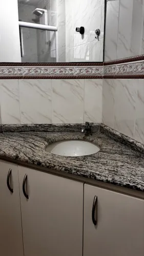 Vendo pia de banheiro com tampo de granito e armário!!