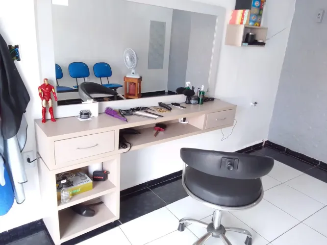 Vendo bancada de barbearia + cadeira de corte + cadeira de espera, para sair logo