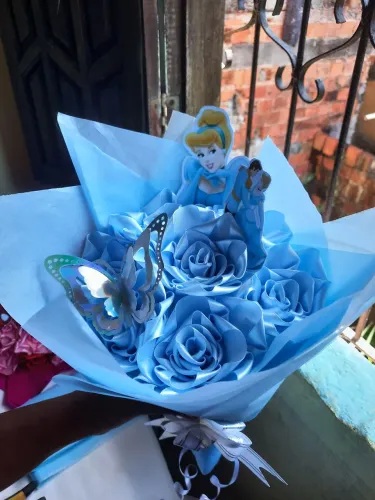 Buquê temático da cinderela 7 rosas