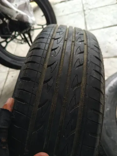 Pneus e rodas universais. Serve em qualquer carro 4 furos