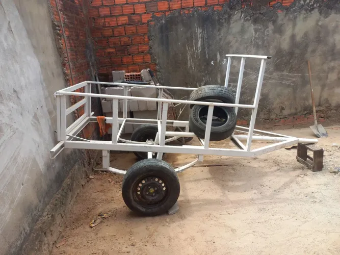 Vendo essa carretinha reboque com feixo de mola reforçada