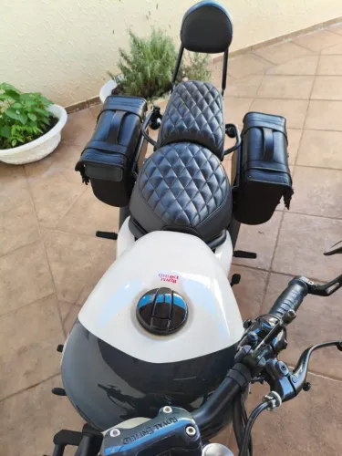 A Royal Enfield Shotgun 650, Stencil White mod. 2026 ótimo estado, não aceito troca