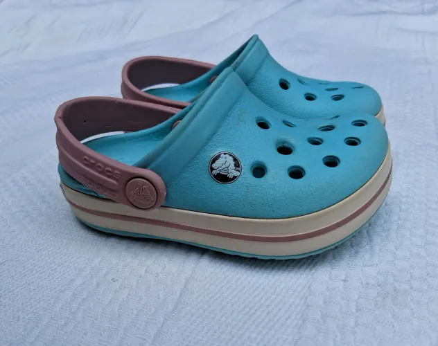 sandália crocs crocband clog infantil azul e rosa - TAM 21