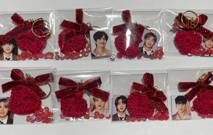 BTS - Chaveiro de crochê + adesivo + brilho