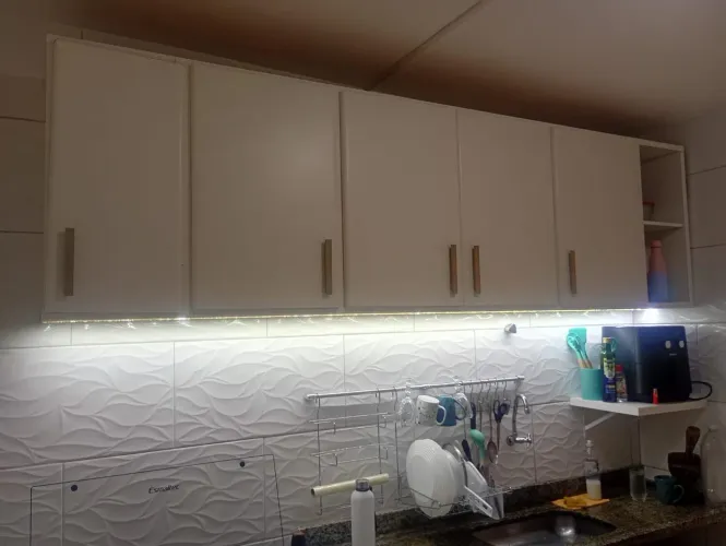 Armário suspenso de cozinha, madeira maciça.