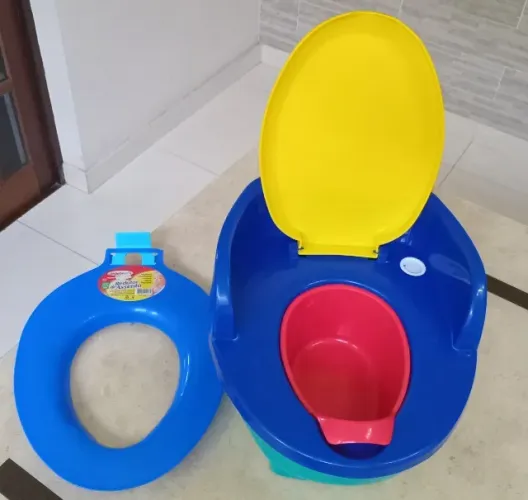 Kit desfralde bebês troninho Love (Usado, sem musica) e redutor de assento novo Injetemp