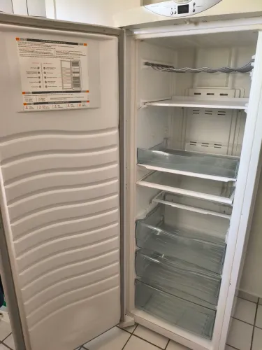 Sucata de freezer ideal para aproveitamento de peças e estrutura bem conservada.