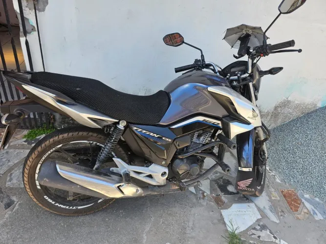 Vendo titan 160 2023 no valor de 17.500, bem conservada com 54.000 km rodado.