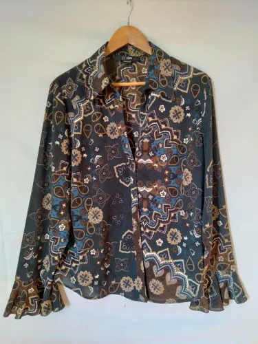 Camisa com estampa manga longa com babados no punho, importada Itália , veste M/G (NOVA)