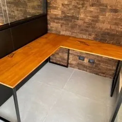 Mesa em L estilo industrial 