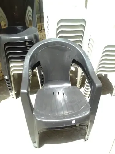 Cadeira plástica com braço - Preta (Linha premium - 182KG)