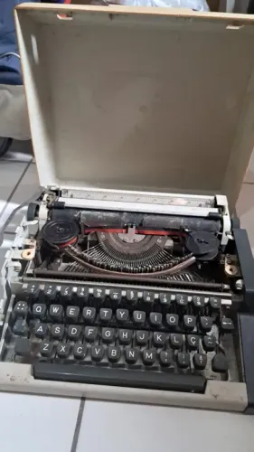 Maquina datilografia portátil antiga