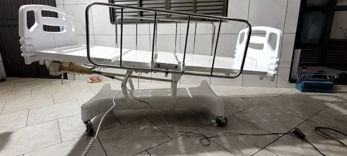 Cama hospitalar elétrica vira poltrona