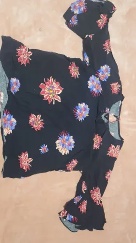 Blusa feminina floral com mangas bufantes