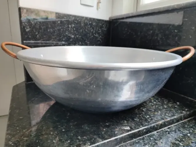 Tacho de alumínio com alça de cobre profundidade 14cm, diâmetro 42 cm