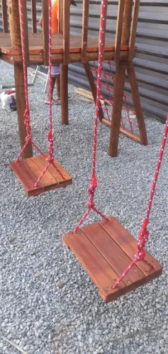 Playground de madeira com balanço e escorregador