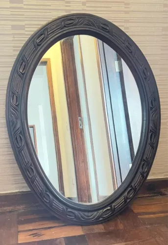 Espelho Oval Decorativo com Moldura Entalhada