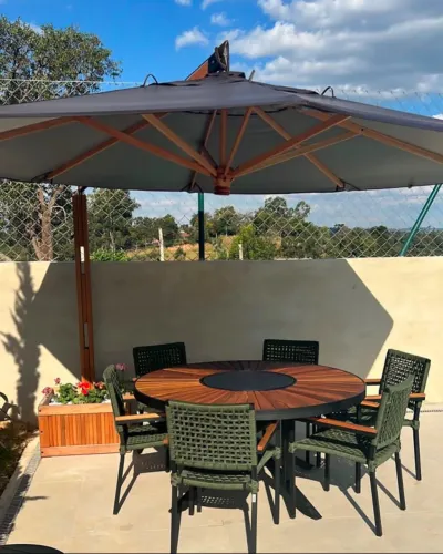 CONJUNTO MESA COM TAMPO DE MADEIRA + 6 CADEIRAS COM BRAÇO