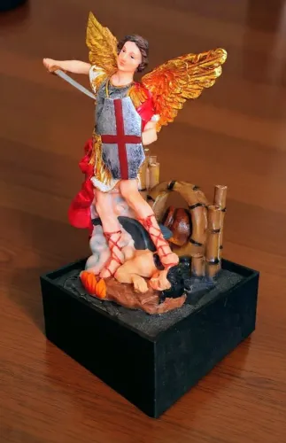 Fonte de Água São Miguel Arcanjo 40cm Bivolt 