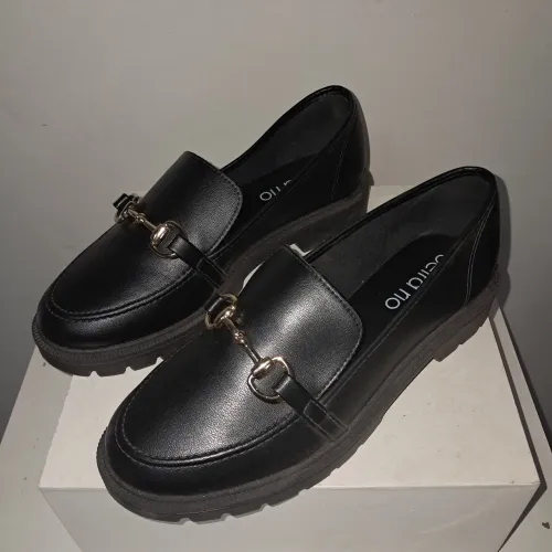 Mocassim preto com detalhe em dourado - Beira rio