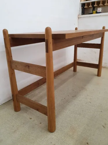 Escrivaninha em madeira maciça em Louro Freijó, feita a mão, sistema de encaixe