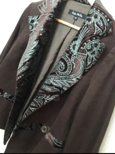 Blazer marrom com detalhes em paisley
