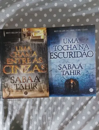  Uma Chama Entre as Cinzas e Uma Tocha na Escuridão - Sabaa Tahir 