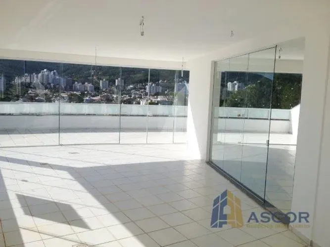 Sala Comercial á Venda no Córrego Grande