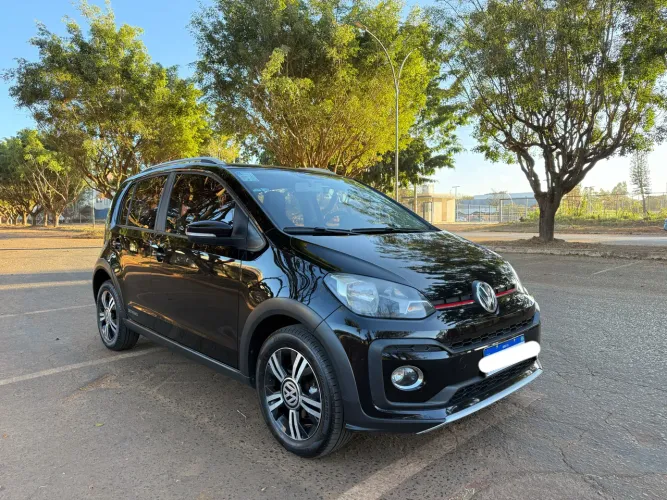 Volkswagen Up Extreme 1.0 TSI 2021 com baixa km, estado de 0km!