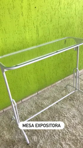 Mesa expositora com cabideiro c/ vidro