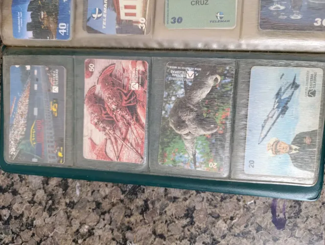 Vendo cartões telefônicos antigos para colecionador.